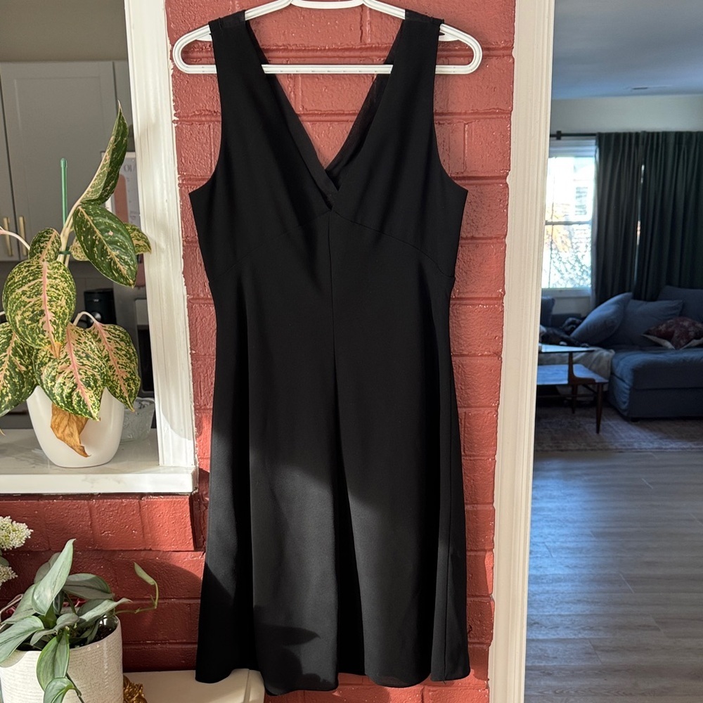 Vintage Ann Taylor Black V Neck Dress with Flower Detailing Petite Size 12 - Picture 5 of 6